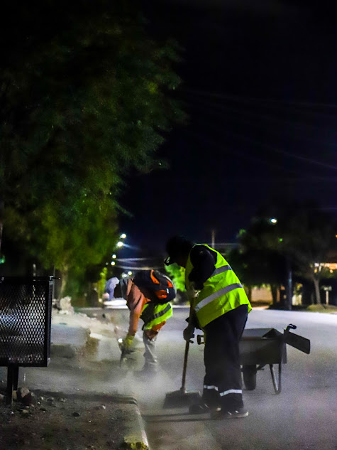 Imagen de BARRIDO NOCTURNO EN BARRIO SARMIENTO EN EL MARCO DEL PLAN DE MANTENIMIENTO VIAL