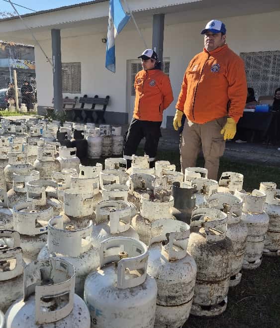 Imagen de ENTREGA DE GARRAFAS EN LOS BARRIOS NUEVA ESPAÑA, VILLA OBRERA Y ELUNEY