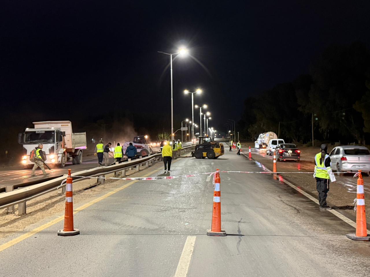 Imagen de CENTENARIO REFUERZA EL MANTENIMIENTO DE LOS ACCESOS CON UN OPERATIVO NOCTURNO SOBRE RUTA 7