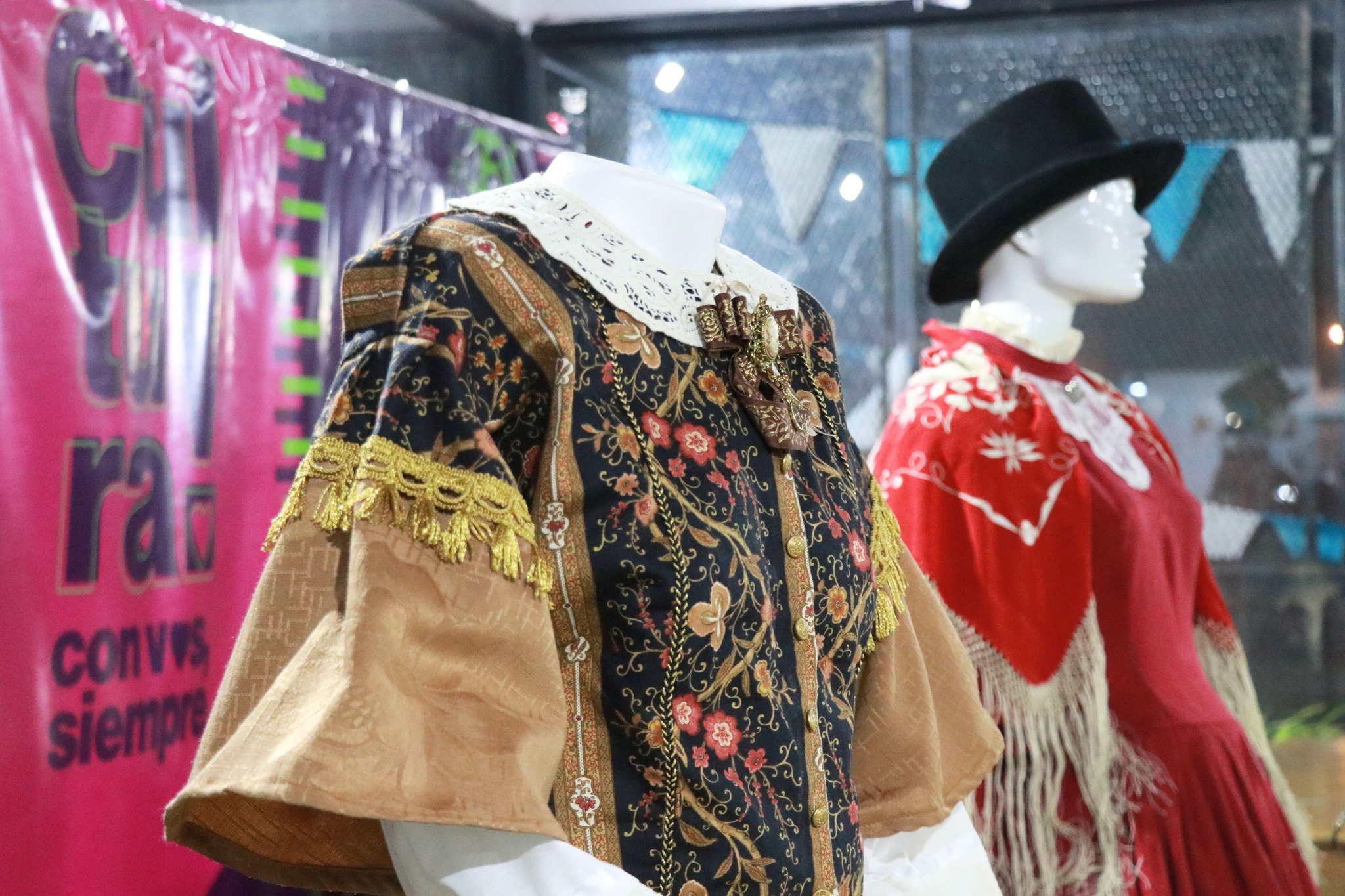 Imagen de CULTURA ORGANIZA UNA MUESTRA DE ATUENDOS HISTÓRICOS EN EL SUM MUNICIPAL