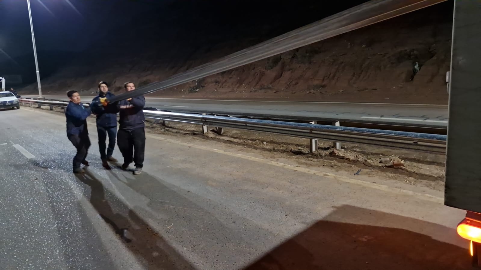 Imagen de EL MUNICIPIO CONTINÚA CON LOS OPERATIVOS NOCTURNOS DE MANTENIMIENTO SOBRE RUTA PROVINCIAL 7