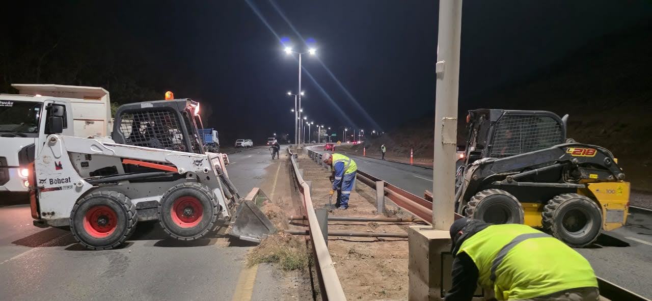 Imagen de ESTA NOCHE CONTINÚA EL OPERATIVO DE LIMPIEZA Y RECAMBIO DE GUARDARRAIL SOBRE RUTA PROVINCIAL 7