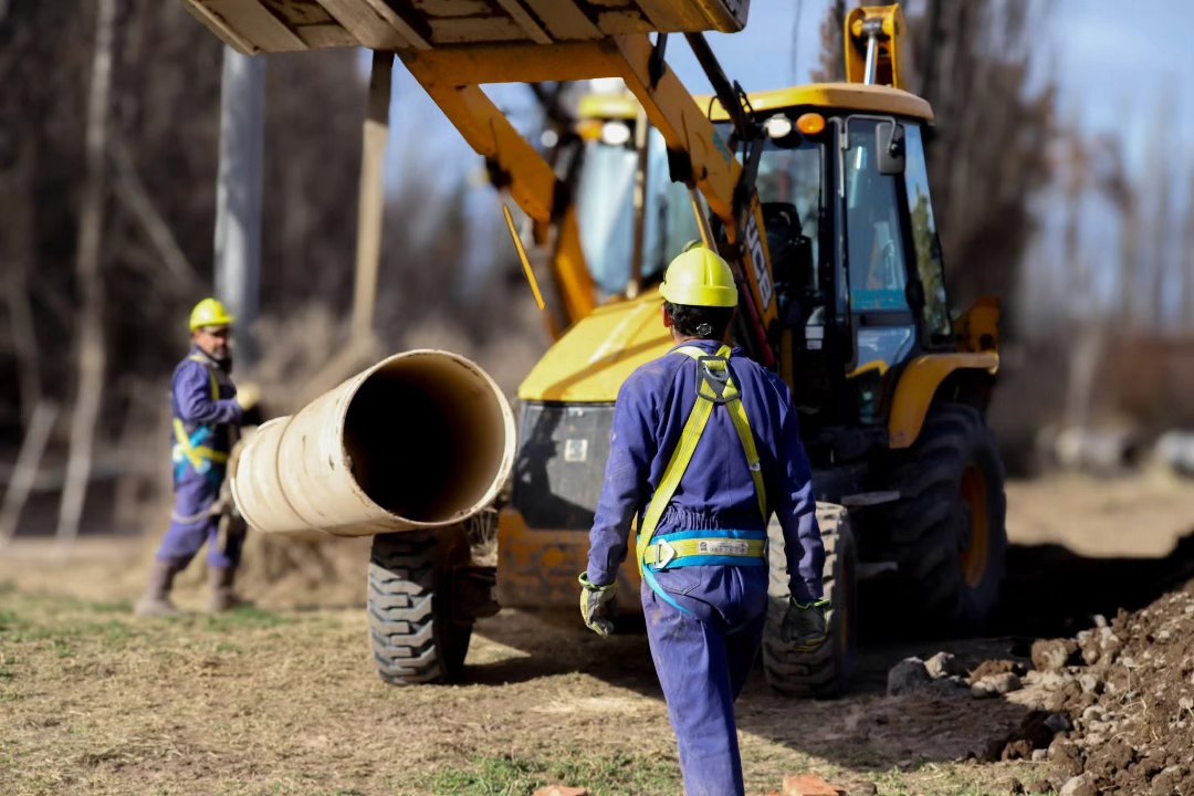 Imagen de EL MUNICIPIO AVANZA CON UNA MEGAOBRA CLOACAL PARA DAR SOLUCIÓN DEFINITIVA A LA ZONA SUR DE CENTENARIO