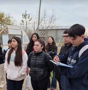 Imagen de LA CHACRA ESCUELA MUNICIPAL “LÍA ENCALADA” RECIBIÓ AYER A ESTUDIANTES DEL CPEM 1 PARA COMPARTIR EXPERIENCIAS EDUCATIVAS 
