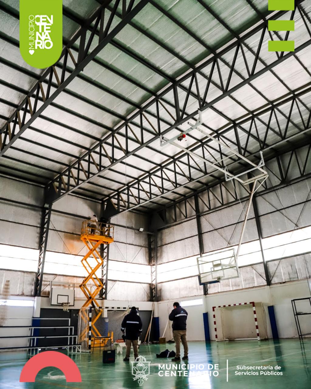 Imagen de TRABAJOS DE MANTENIMIENTO Y RECAMBIO DE LUMINARIAS EN EL POLIDEPORTIVO TATA SCRIVANI