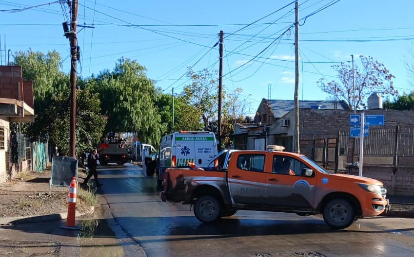 Imagen de DEFENSA CIVIL Y EPEN TRABAJAN EN EL DESPEJE DE LÍNEAS ELÉCTRICAS EN EL SECTOR DE LOS MAYAS Y STORNI