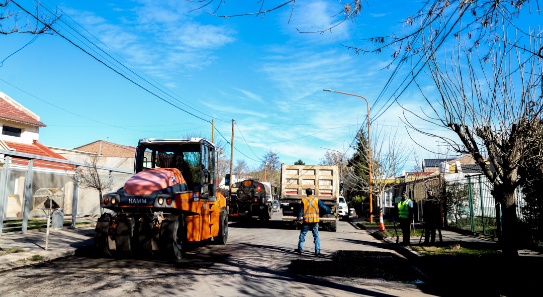 Imagen de EL MUNICIPIO AVANZA CON TAREAS DE BACHEO EN EL SECTOR DE LAS 173 VIVIENDAS
