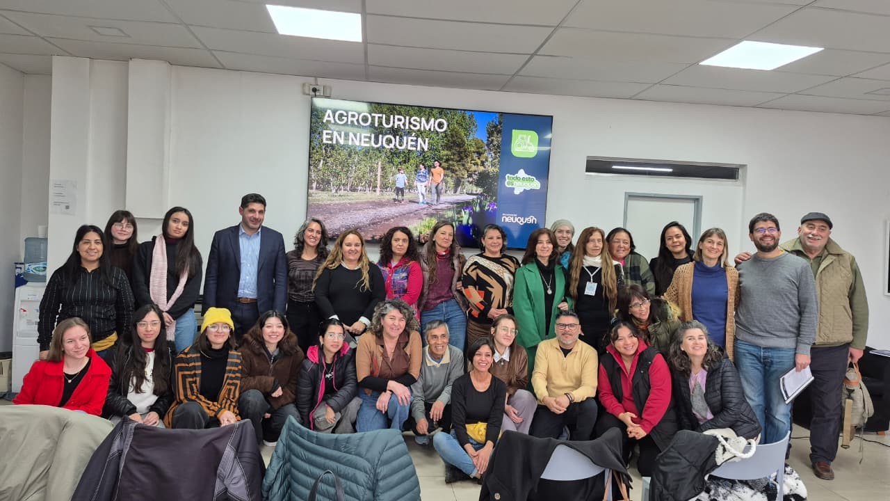 Imagen de ESTUDIANTES DE PROMOTOR/A DE AGROTURISMO REALIZARON UNA SALIDA PRÁCTICA EN LA SUBSECRETARÍA DE TURISMO DE LA PROVINCIA