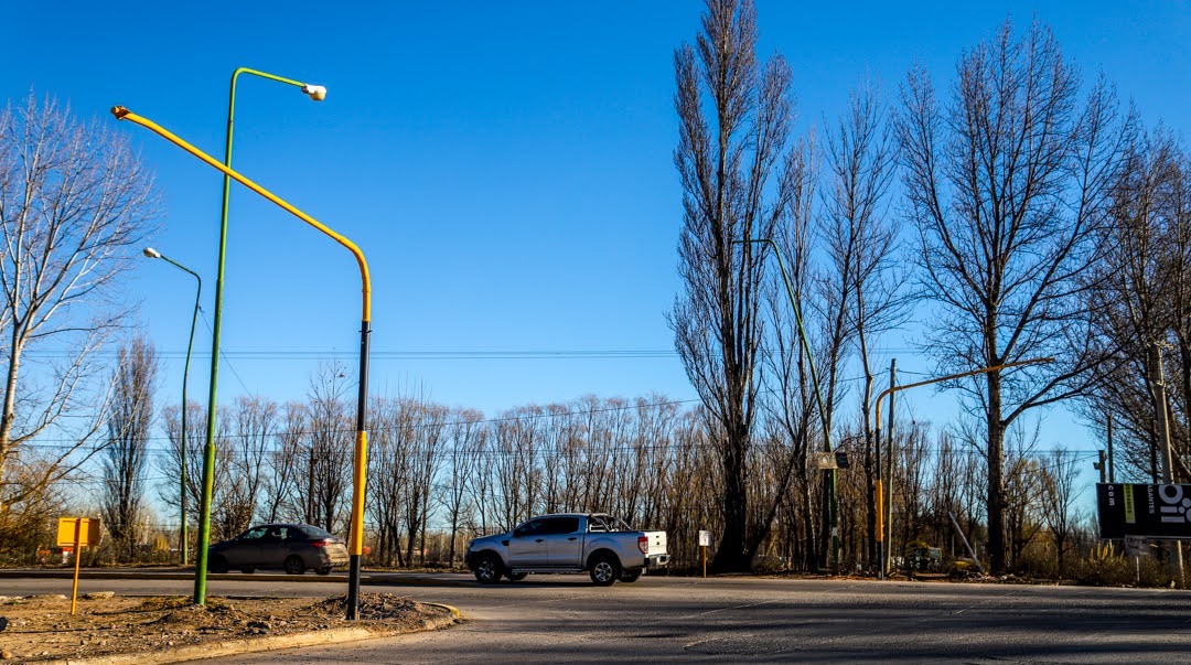 Imagen de AVANZA LA INSTALACIÓN DE SEMÁFOROS EN EL ACCESO JAIME DE NEVARES Y AVENIDA BELGRANO