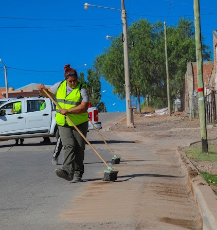 Imagen de SERVICIOS PÚBLICOS CONTINÚA CON EL OPERATIVO DE BARRIDO MANUAL EN DISTINTOS SECTORES DE LA CIUDAD