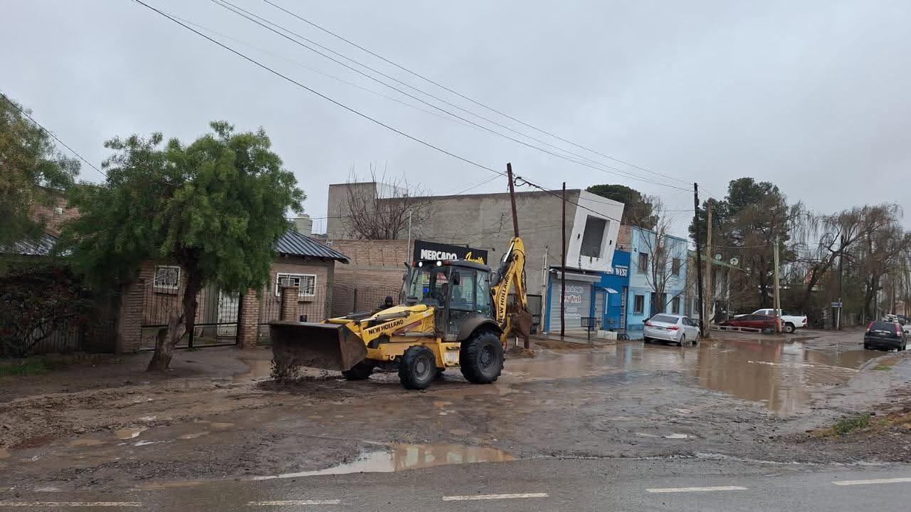 Imagen de EL MUNICIPIO INTENSIFICA LOS OPERATIVOS DE DESAGOTE Y ASISTENCIA EN DISTINTOS SECTORES DE LA CIUDAD