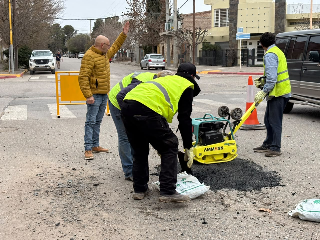 Imagen de EL MUNICIPIO PUSO EN MARCHA EL PLAN DE BACHEO 2026 CON MAQUINARIA PROPIA