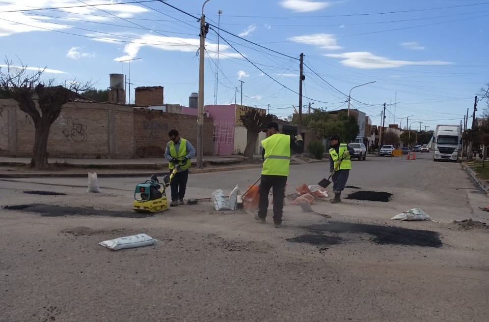 Imagen de CONTINÚA EL PLAN DE BACHEO EN DISTINTOS SECTORES DE CENTENARIO