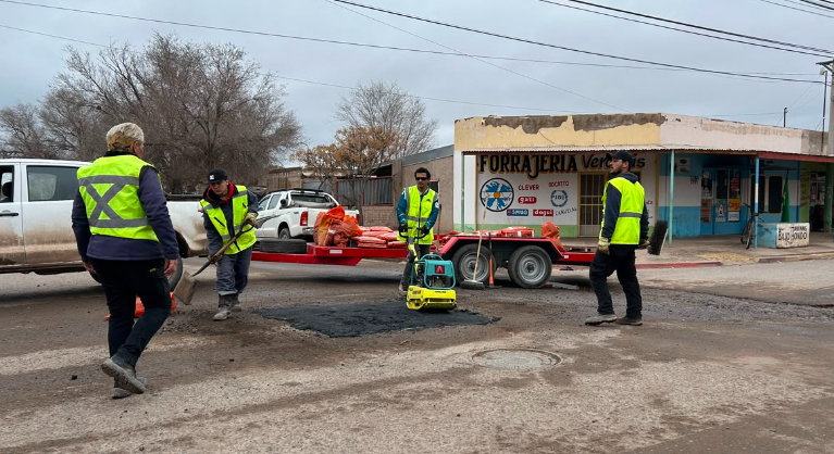 Imagen de SIGUEN LOS TRABAJOS DE BACHEO EN DISTINTOS SECTORES DE LA CIUDAD