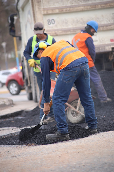 Imagen de EL MUNICIPIO CONTINÚA CON EL PLAN DE BACHEO EN DISTINTOS PUNTOS DE LA CIUDAD