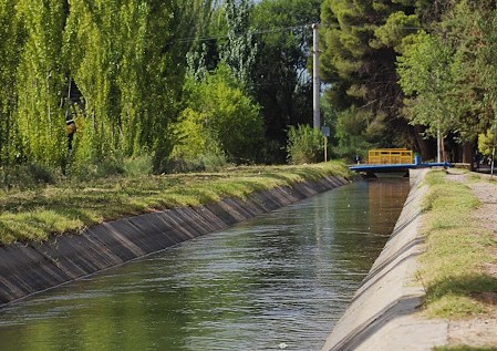Imagen de EL MUNICIPIO INTERVINO ANTE UN DESBORDE REGISTRADO EN UN CANAL DE RIEGO DURANTE EL INICIO DE LA TEMPORADA
