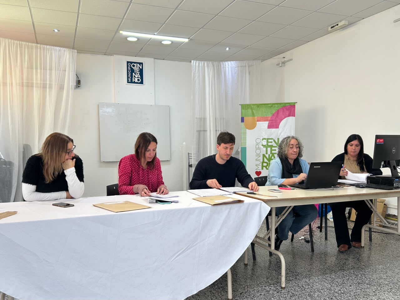 Imagen de SE ABRIERON HOY LOS SOBRES PARA LA CONTRATACIÓN DE LA OBRA DE ENERGÍA ELÉCTRICA Y ALUMBRADO PÚBLICO EN LA SEGUNDA MESETA