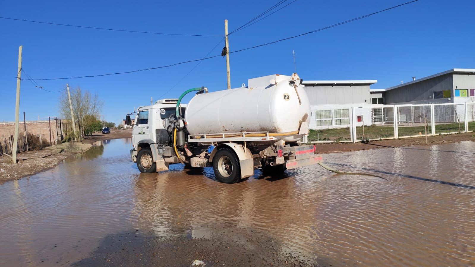 Imagen de EL MUNICIPIO CONTINÚA CON TAREAS DE DESAGOTE Y ASISTENCIA EN SECTORES AFECTADOS POR LAS LLUVIAS