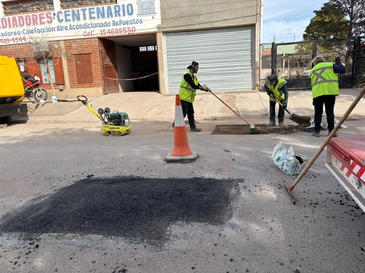 Imagen de EL MUNICIPIO CONTINÚA CON EL PLAN DE BACHEO EN LAS CALLES DE CENTENARIO