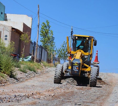 Imagen de TRES MOTONIVELADORAS MUNICIPALES TRABAJAN EN DISTINTOS SECTORES PARA MEJORAR LAS CALLES