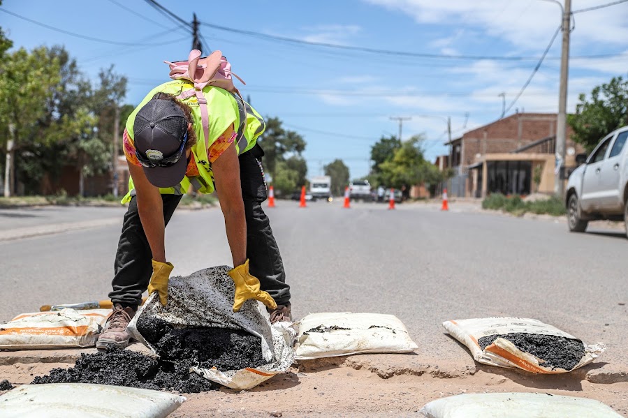 Imagen de EL MUNICIPIO REFUERZA EL BACHEO Y EL MANTENIMIENTO DE LAS CALLES ASFALTADAS