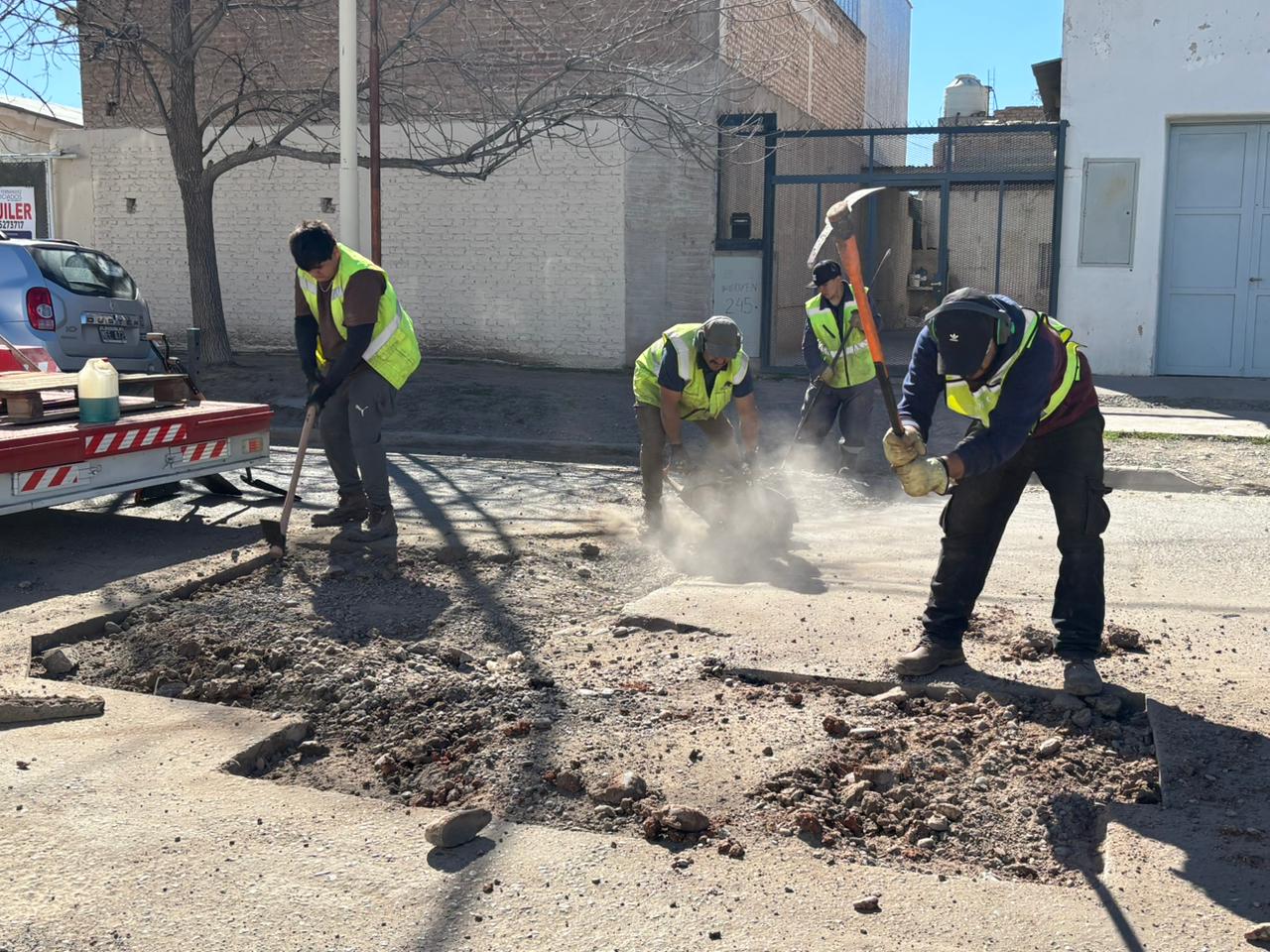 Imagen de EL MUNICIPIO REFUERZA HOY EL BACHEO POR CALLES CANADÁ E HIPÓLITO YRIGOYEN 