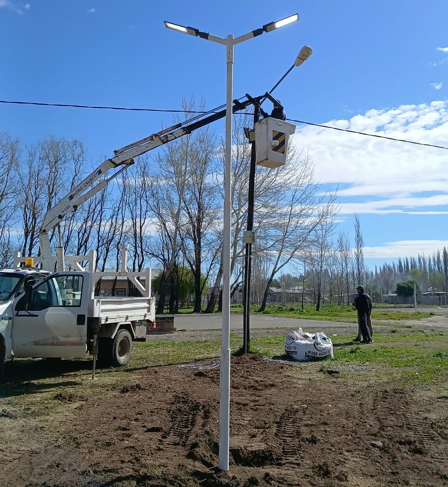Imagen de INSTALARON NUEVAS LUMINARIAS LED EN LA PLAZOLETA FRENTE AL JARDÍN N.º 22