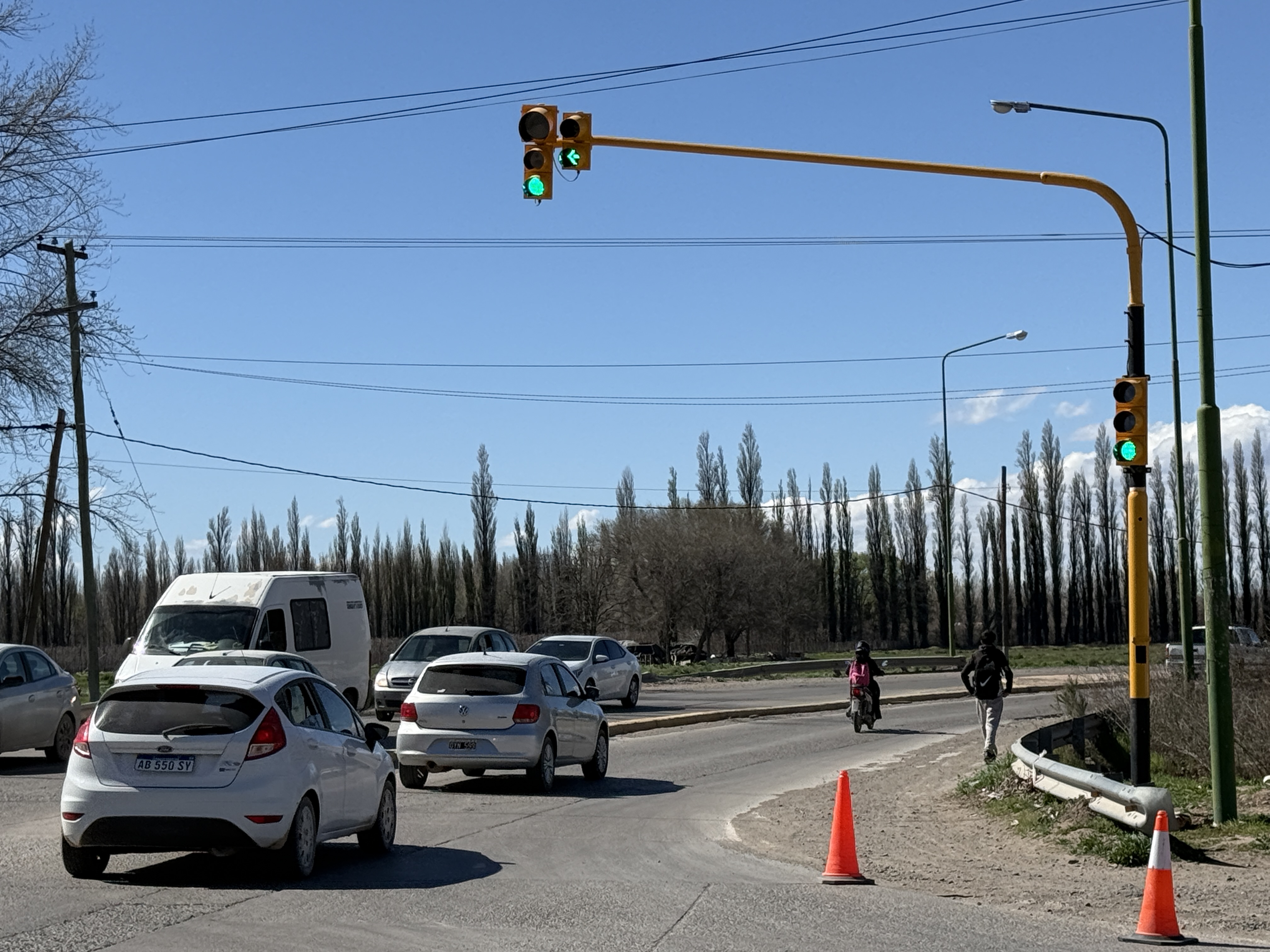 Imagen de YA ESTÁN FUNCIONANDO LOS SEMÁFOROS EN EL ACCESO JAIME DE NEVARES Y AVENIDA BELGRANO