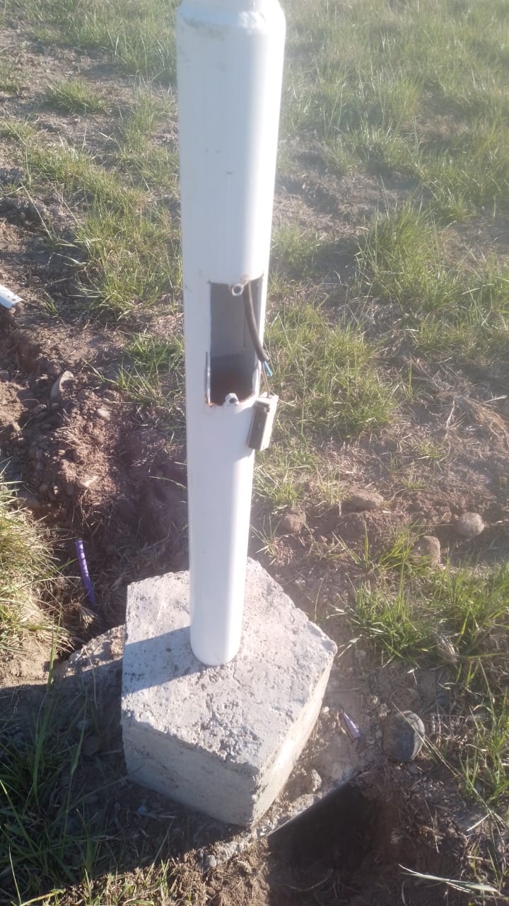 Imagen de EL MUNICIPIO ALERTA POR EL PELIGRO DE COLUMNAS Y REDES DE ILUMINACIÓN VANDALIZADAS EN EL LOTE DON PATER