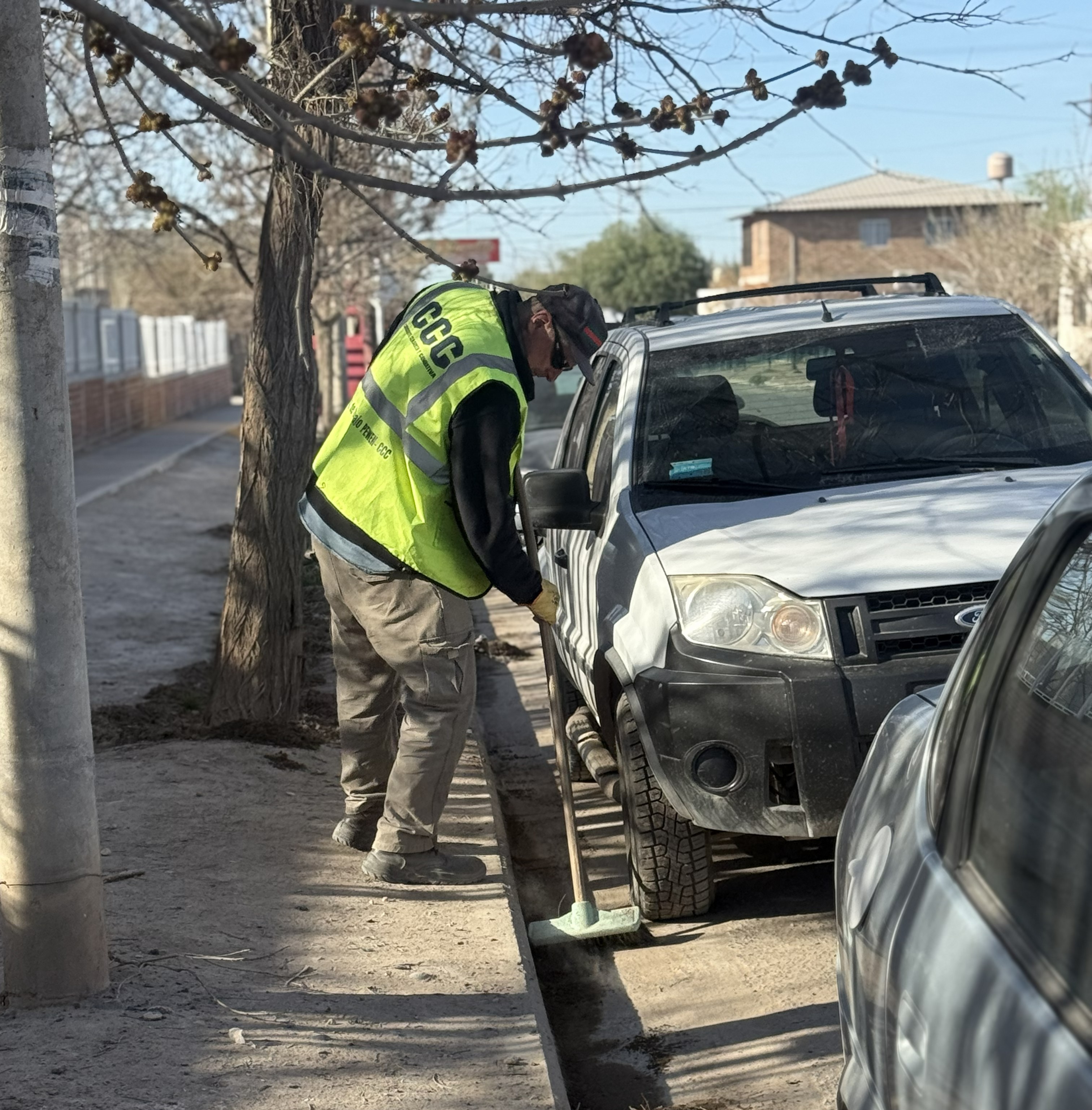 Imagen de BARRIDO Y LIMPIEZA: ESTA TARDE CONTINÚA EL OPERATIVO EN LOS BARRIOS SARMIENTO 1 Y 2
