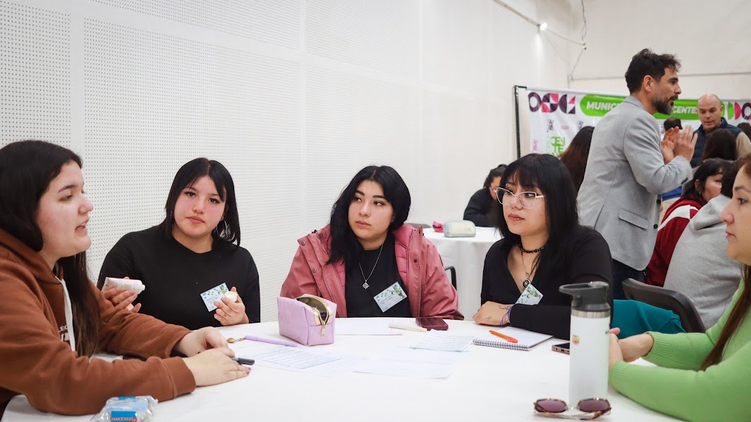 Imagen de COMENZÓ LA ECO HACKATHON CON ESTUDIANTES DE CENTENARIO Y VISTA ALEGRE