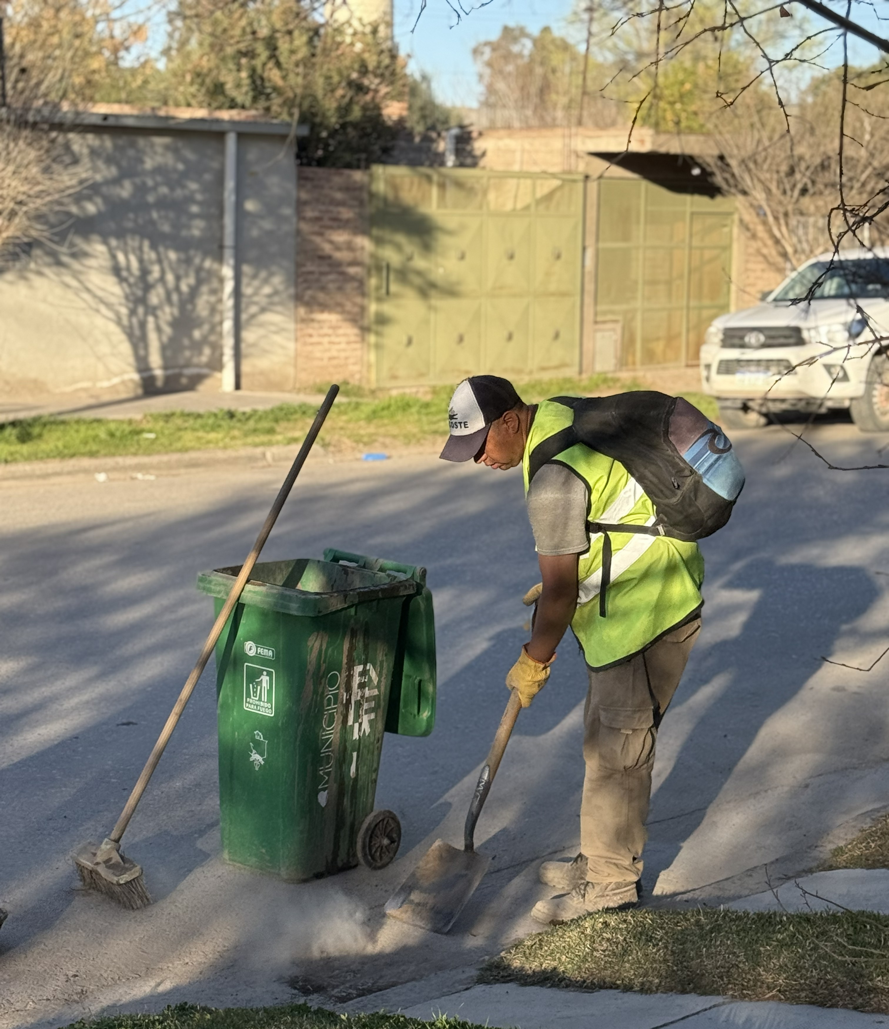 Imagen de BARRIDO Y LIMPIEZA: ESTA TARDE CONTINÚA EL OPERATIVO EN LOS BARRIOS SARMIENTO 1 Y RUCA NIYEU
